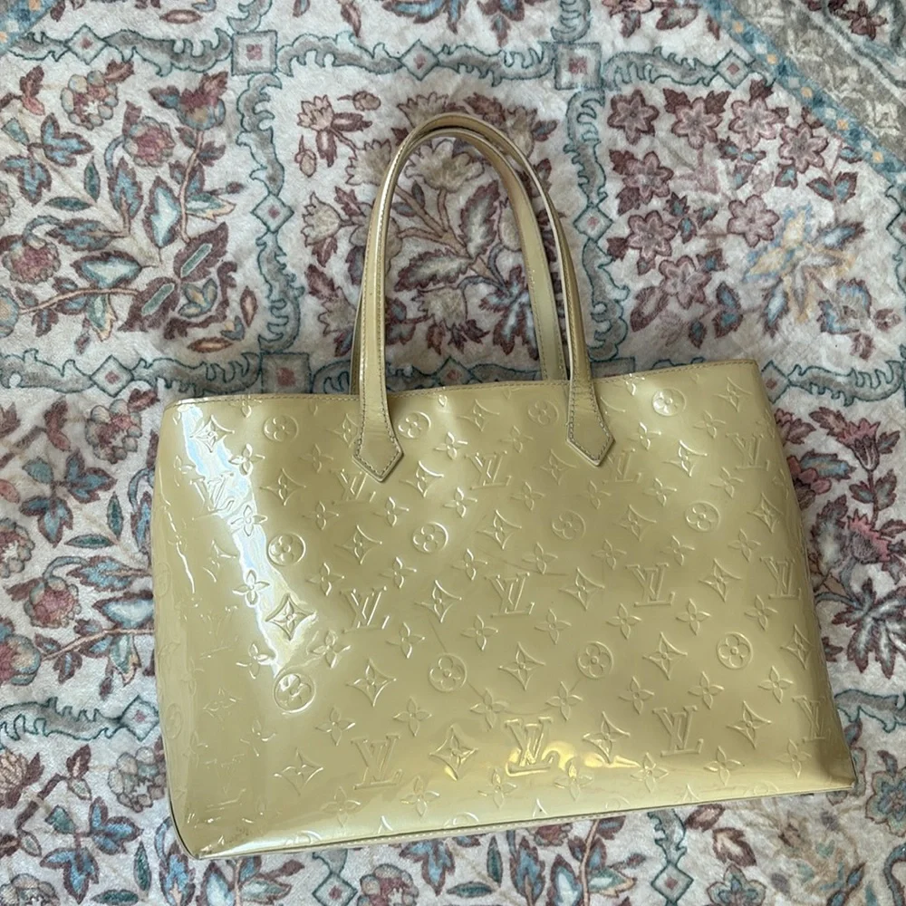 LOUIS VUITTON Wilshire MM Tote Bag Dune Tan Ivory Patent Leather Vernis Dust bag - Picture 5 of 16